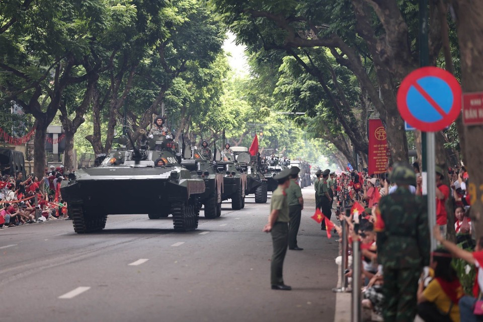 Les unités du défilé traversent plusieurs rues de Hanoï lors de la répétition générale. Photo : VNA