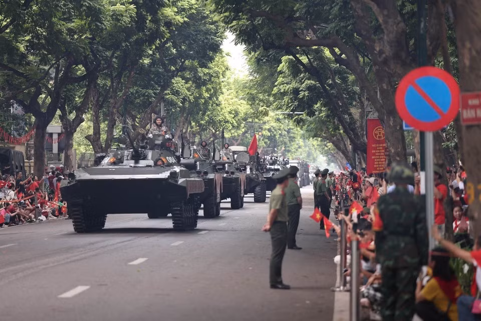 Les unités du défilé traversent plusieurs rues de Hanoï lors de la répétition générale. Photo : VNA