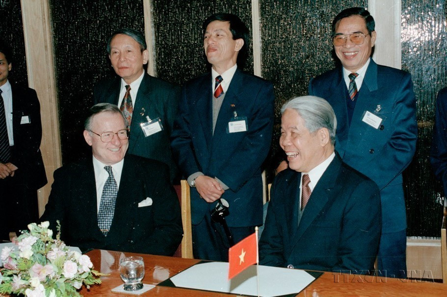 Le Premier ministre Jim Bolger accueille le secrétaire général du Parti communiste du Vietnam, Dô Muoi, en visite officielle en Nouvelle-Zélande, le 27 juillet 1995. Photo: VNA