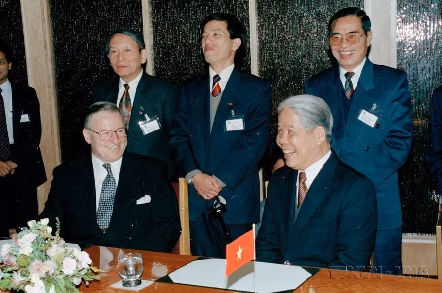 Le Premier ministre Jim Bolger accueille le secrétaire général du Parti communiste du Vietnam, Dô Muoi, en visite officielle en Nouvelle-Zélande, le 27 juillet 1995. Photo: VNA