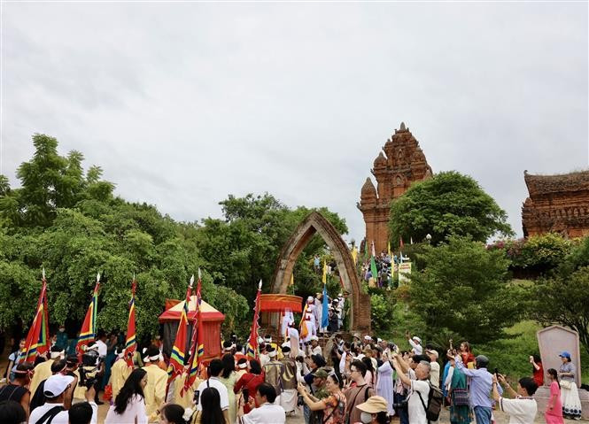 Des milliers de Cham, revêtus de leurs costumes traditionnels, convergent vers l'ancienne tour, portant des offrandes destinées à leurs ancêtres et à leurs dieux. Photo: VNA