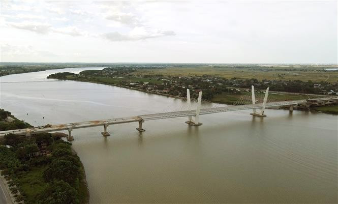 Le pont Thach Han 1, situé sur la route côtière de Quang Tri, fait 1,3 km de long et plus de 17 m de large. Il relie le quartier de Nam Dong Ha à la commune de Trieu. Sa construction, d’un coût de près de 500 milliards de dôngs, devrait être achevée d’ici la fin de l’année 2025. Photo : VNA