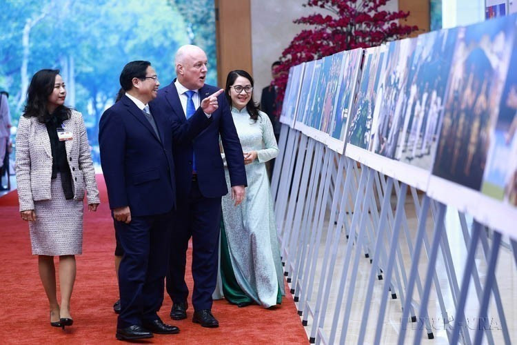 Le Premier ministre Pham Minh Chinh et son homologue néo-zélandais Christopher Luxon visitent une exposition de photos sur les relations Vietnam – Nouvelle-Zélande, organisée par l’Agence vietnamienne d’information (VNA), le 26 février 2025. Photo: VNA