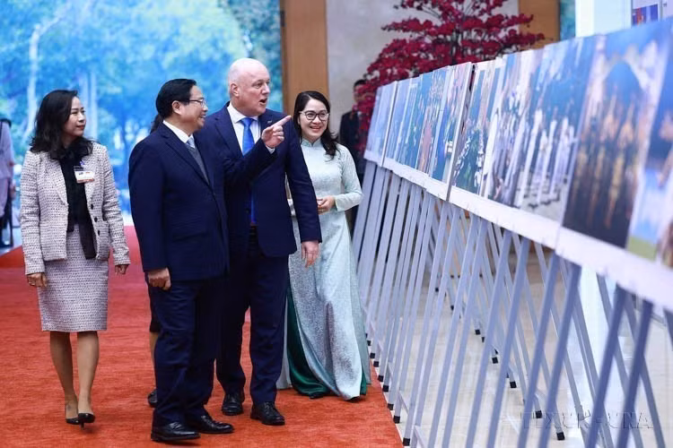 Le Premier ministre Pham Minh Chinh et son homologue néo-zélandais Christopher Luxon visitent une exposition de photos sur les relations Vietnam – Nouvelle-Zélande, organisée par l’Agence vietnamienne d’information (VNA), le 26 février 2025. Photo: VNA