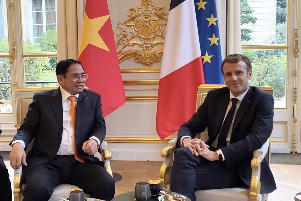 Lors de sa visite officielle en France, le 4 novembre 2021, au Palais de l'Élysée à Paris, le Premier ministre Pham Minh Chinh rencontre le président français Emmanuel Macron. Photo : VNA