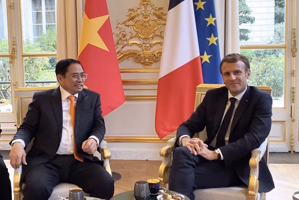 Lors de sa visite officielle en France, le 4 novembre 2021, au Palais de l'Élysée à Paris, le Premier ministre Pham Minh Chinh rencontre le président français Emmanuel Macron. Photo : VNA
