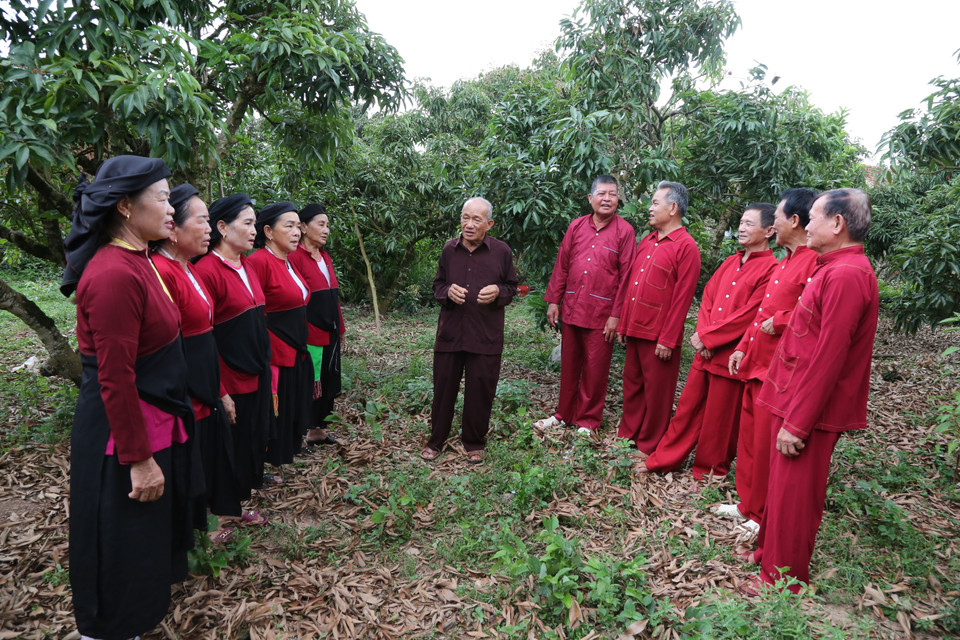 Un groupe de chants folkloriques de l’ethnie San Diu dans la commune de Luc Ngan. Photo : VNA