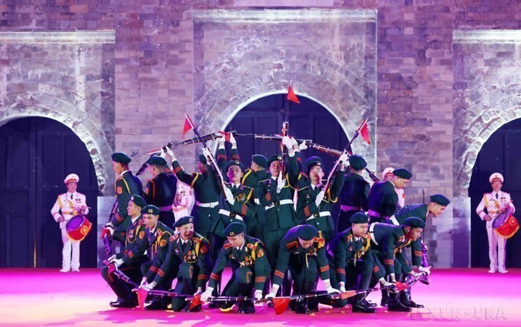 Présentation de l’Orchestre de l’Armée populaire du Vietnam lors de la cérémonie d’ouverture de l’Échange de musique militaire de l'ASEAN 2024, sur le thème « La musique connecte l'amitié », 19 décembre 2024 à Hanoï. Photo: VNA