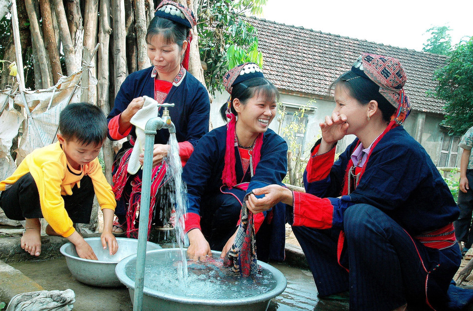 Approvisionnement en eau potable au hammeau de Van Non, commune de Luc Son. Photo : VNA