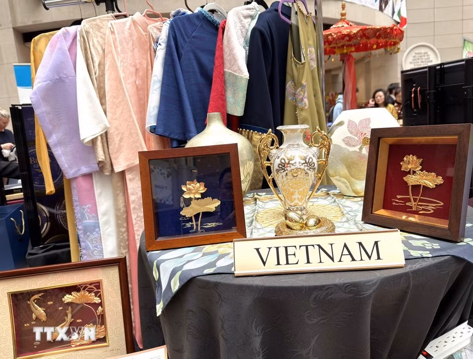 Des costumes traditionnels et produits artisanaux. Photo: VNA