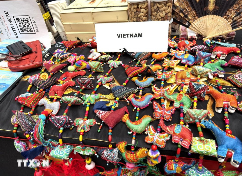 L’ambassade du Vietnam y a présenté des produits artisanaux, tels que foulards en soie, broderies, produits en céramique et porcelaine. Photo: VNA