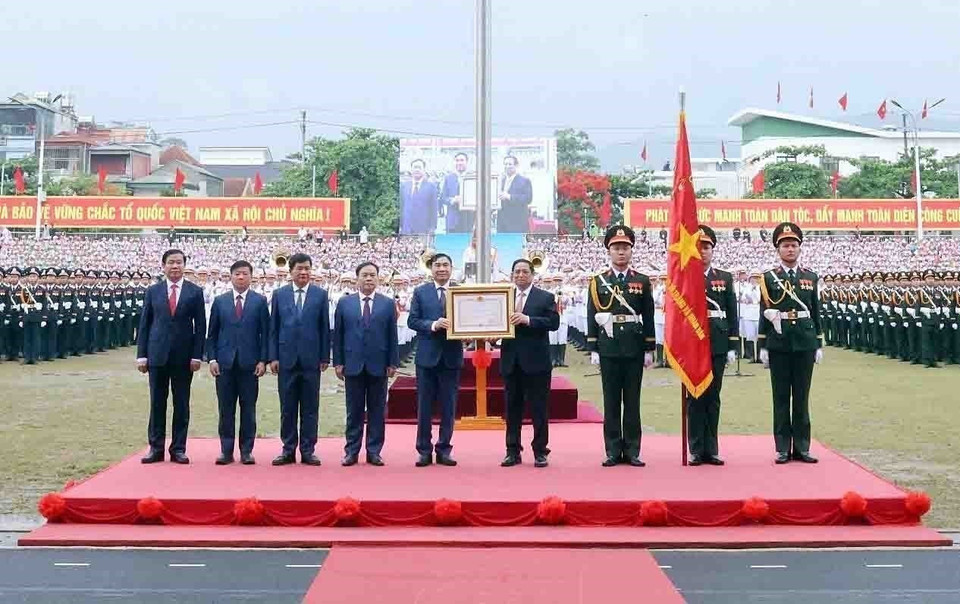 Le Premier minister Pham Minh Chinh remet l’Ordre de l’Indépendance de la première classe au Comité du Parti, aux autorités et aux ethnies de la province de Diên Biên lors de la cérémonie commémorant le 70e anniversaire de la victoire de Diên Biên Phu, le 7 mai 2024. Photo : VNA