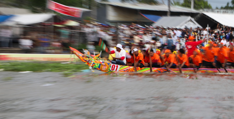 La course de pirogues est une fête traditionnelle des Khmers du Sud qui a lieu le 15e jour du 10e mois lunaire. Photo: VNA