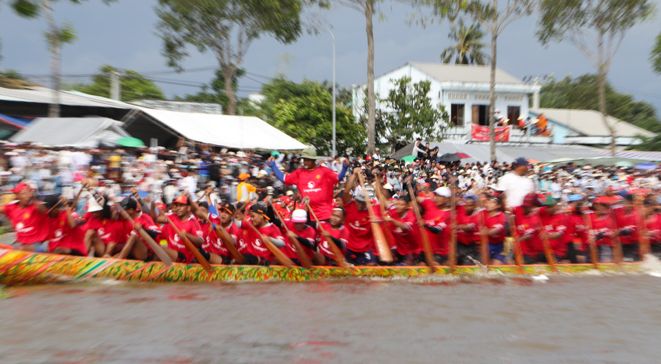La course de pirogues, attachée à la fête Ok Om Bok, constitue une tradition culturelle unique des khmers, créant une atmosphère joyeuse et contribuant à la solidarité entre les groupes ethniques du Sud. Photo: VNA