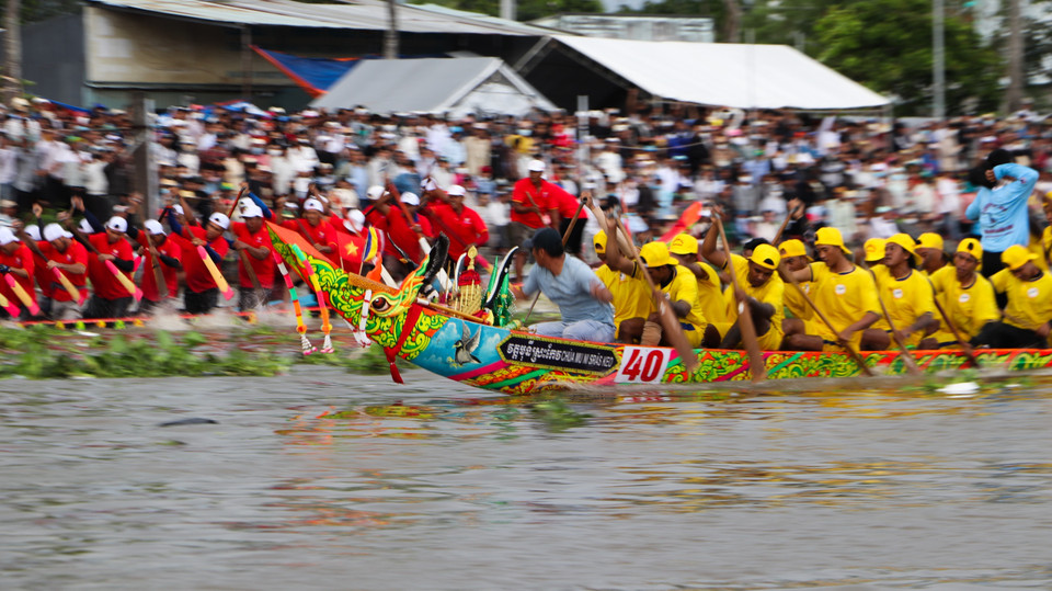 Les pagodes jouent un rôle central en organisant, un mois avant l'épreuve, la sélection rigoureuse des villageois. Seuls les plus robustes et les mieux entraînés sont choisis pour former l’équipage de la pirogue. Photo: VNA