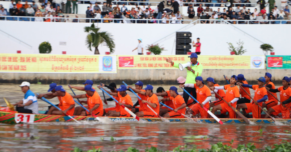 Dans la vie culturelle des Khmers, la pirogue est un bien spirituel précieux que seule la pagode villageoise a le droit de conserver. Photo: VNA