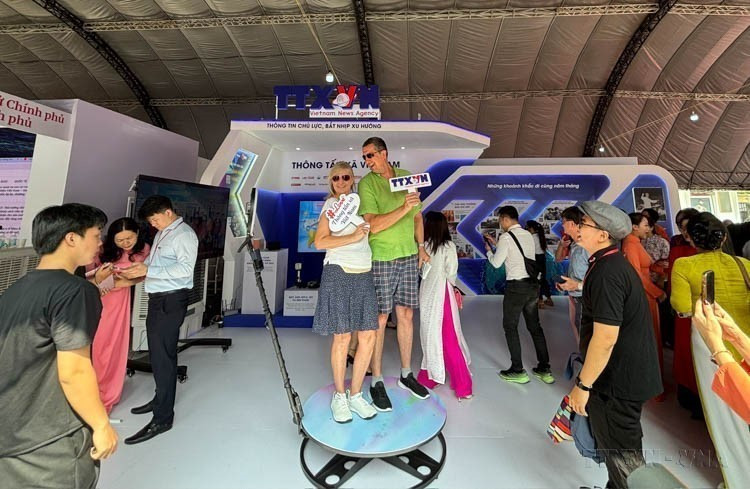 L'Agence vietnamienne d'information (VNA) offre aux visiteurs au Salon national de la presse 2024 une expérience unique en présentant le photobooth rotatif 360°. Cette technologie leur permet de partager des vidéos interactives sur les réseaux sociaux. Photo : VNA
