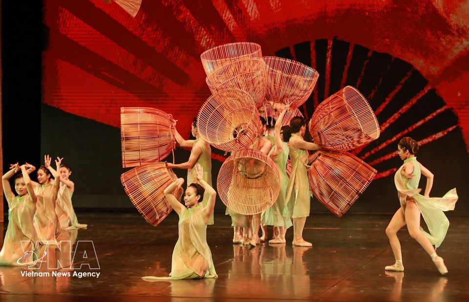 Ce ballet contemporain propose une interprétation originale où les objets de la vie quotidienne du Vietnam rural ne sont plus de simples décors, mais constituent le cœur même de la démarche créative.Photo: VNA
