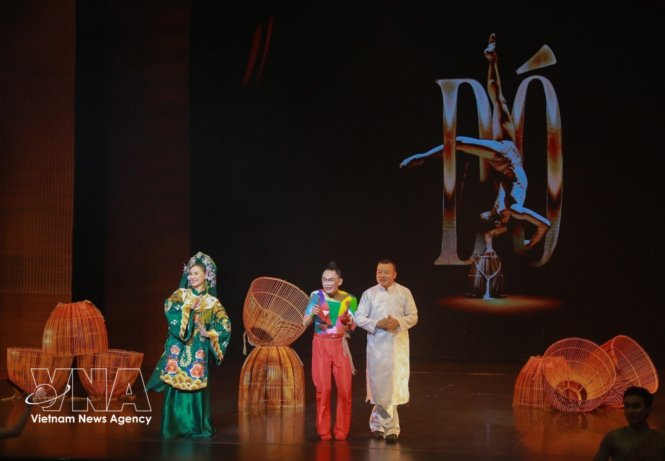 Le ballet contemporain "Dó" raconte l'histoire d'une connexion profonde entre la rigueur technique occidentale et l'âme rustique du peuple vietnamien. Photo: VNA