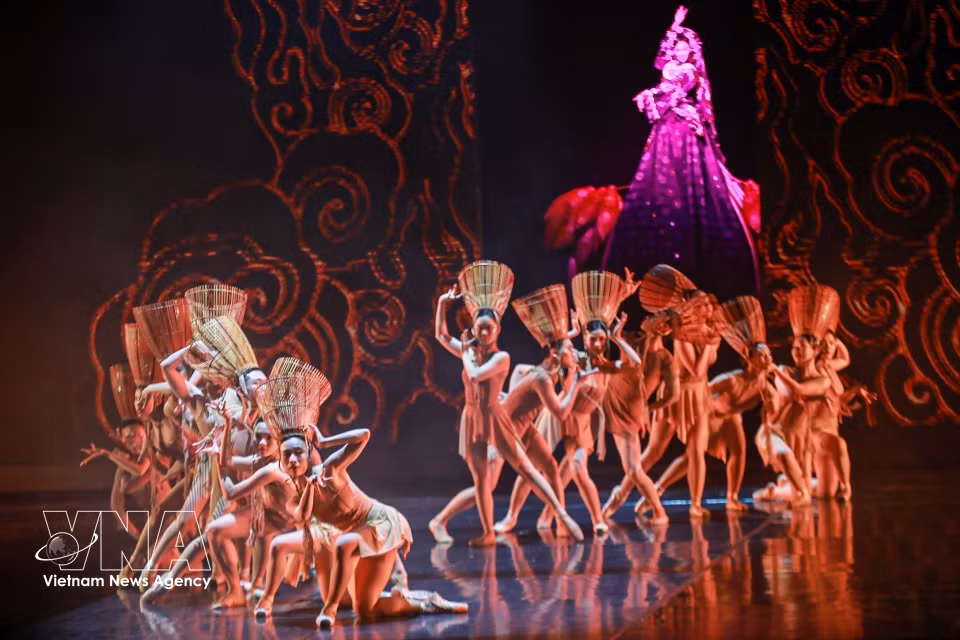 Les techniques académiques du ballet deviennent accessibles et s'impregnent du souffle de vie quotidien des Vietnamiens à travers des mouvements expressifs.Photo: VNA