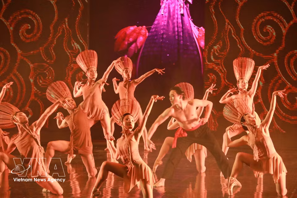 La singularité de l’œuvre réside dans son renversement de l’esthétique classique du ballet. Là où le ballet européen privilégie l’élévation et l’apesanteur, Dó ramène le corps vers la terre : centre de gravité abaissé, mouvements de torsion, d’enroulement et de glissement deviennent dominants. Photo: VNA