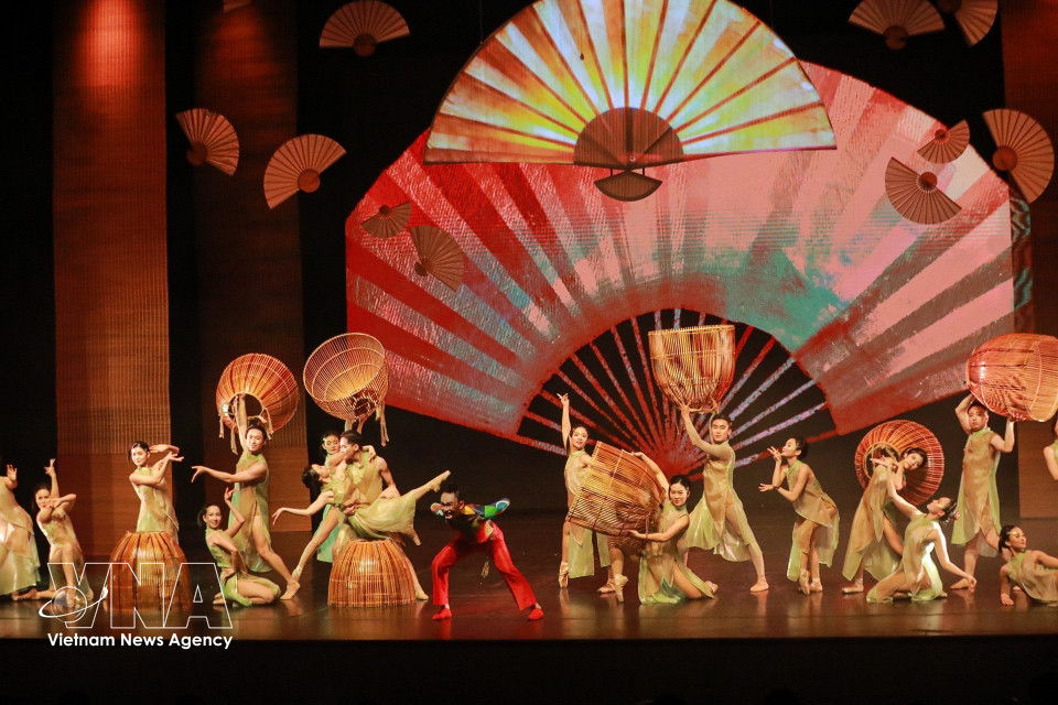 Dans le ballet « Dó », des images familières de la campagne vietnamienne apparaissent sur scène comme élément créatif central. Photo: VNA