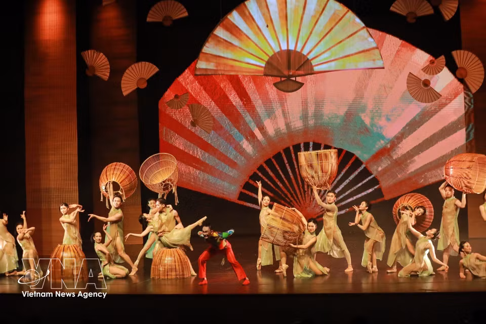 Dans le ballet « Dó », des images familières de la campagne vietnamienne apparaissent sur scène comme élément créatif central. Photo: VNA