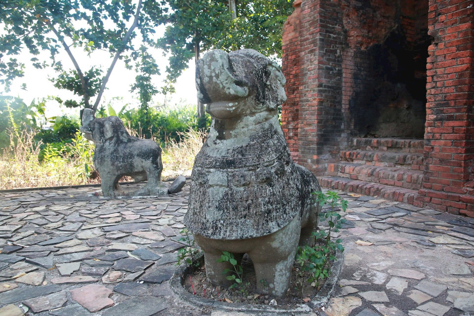 À l'extérieur de la tour se trouvent deux statues Gajasimha en grès. Photo: journal Dan Tri