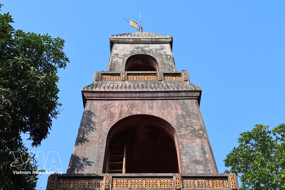 Depuis la tour Dieu Ngu, les visiteurs peuvent admirer un panorama spectaculaire sur la lagune de Tam Giang. Photo: VNA