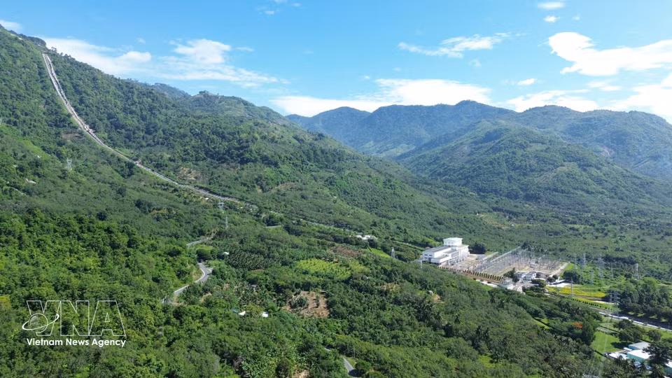 La centrale hydroélectrique de Da Nhim, dont la conduite forcée spectaculaire traverse le flanc du col de Ngoan Muc, figure parmi les ouvrages hydroélectriques majeurs du Vietnam, à cheval entre les provinces de Lam Dong et de Khanh Hoa. Photo: VNA