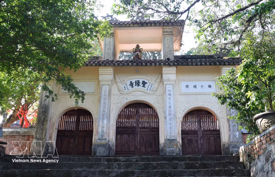 La porte à trois entrées de la pagode de Thanh Duyên. Photo: VNA