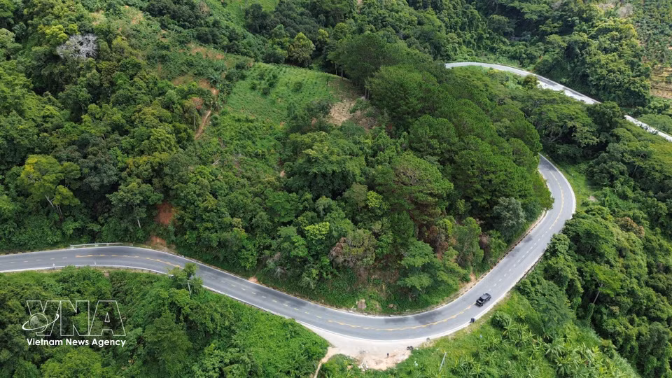 Le col de Ngoan Muc est célèbre pour ses virages sinueux et serrés. Photo: VNA