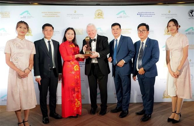 Des représentants de la province de Tuyên Quang reçoivent le prix des WTA 2025. Photo: VNA