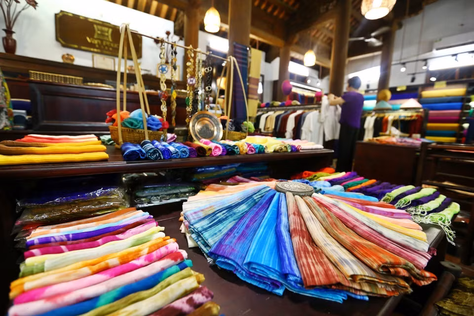 Les soieries de Van Phuc se distinguent par leur palette de couleurs variées, leur richesse de motifs et leur qualité exceptionnelle, gage de durabilité. Photo : VNA