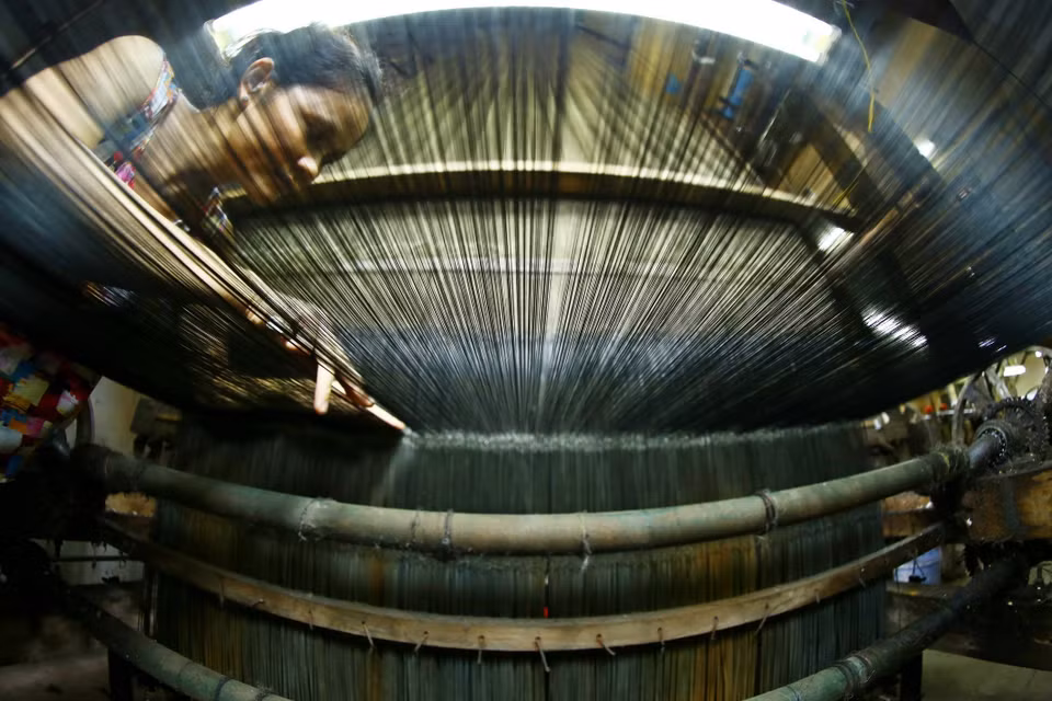La création de pièces de soie uniques à Van Phuc exige un savoir-faire minutieux, de l'encollage des fils au tissage, en passant par la teinture et le séchage. Photo : VNA
