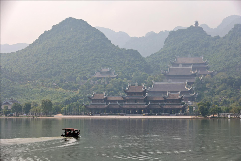 Les visiteurs peuvent emprunter de petites barques pour se rendre à Tam Chuc. Photo: VNA