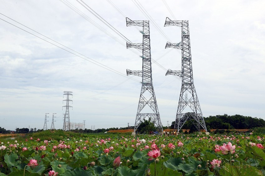 Le projet de ligne électrique 500 kV circuit 3 Quang Trach – Phô Nôi incarne un véritable exemple d’émulation patriotique : une mobilisation collective créative, décisive et fulgurante de l’ensemble du système politique, des ministères, des collectivités locales et des travailleurs du secteur de l’électricité, afin de résoudre en urgence la pénurie d’électricité dans le Nord. Photo: VNA