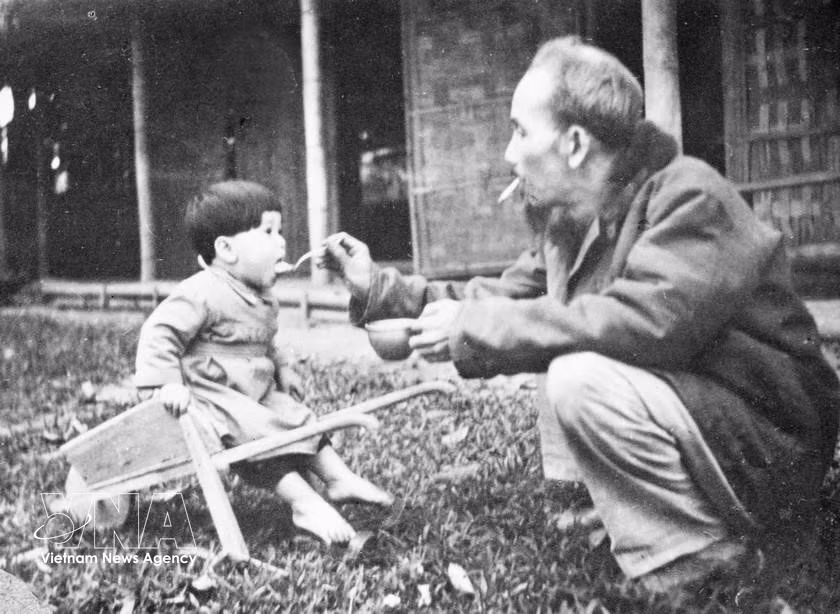 Le Président Hô Chi Minh manifestait toujours une attention particulière pour les adolescents et les enfants, la future génération du pays. Sur la photo : Le Président Hô Chi Minh donne à manger à un jeune enfant lors d'une visite dans un centre pour enfants de la zone de résistance de Viet Bac, en 1950. Photo : Archives/VNA