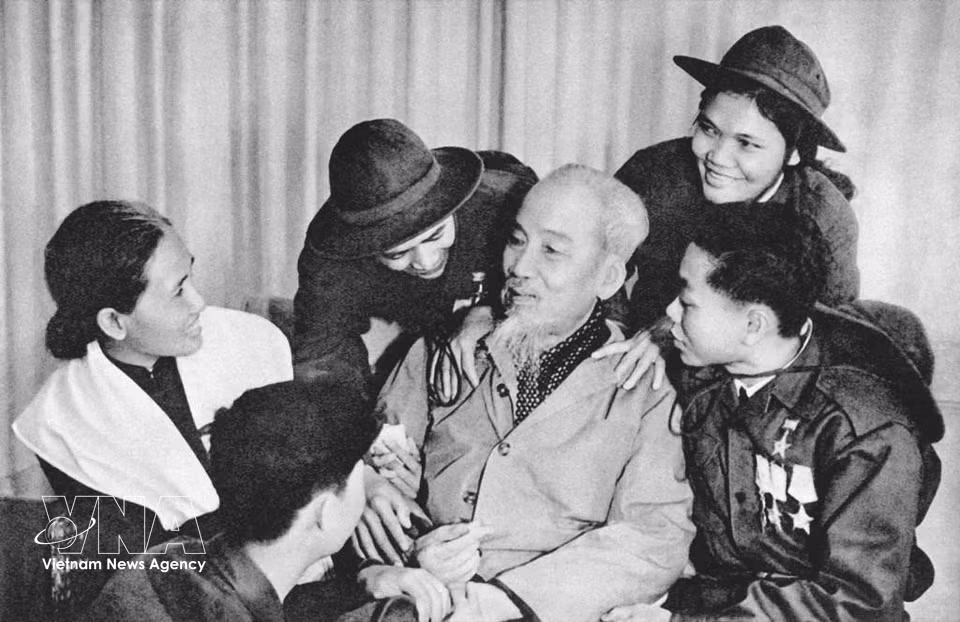 Le Président Hô Chi Minh et des combattants d'élite du Sud en visite dans le Nord, le 28 février 1969. Photo : Archives/VNA