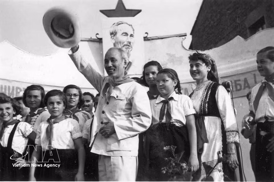 Le Président Hô Chi Minh a toujours déterminé que la solidarité et l'unité au sein du mouvement communiste et ouvrier international, ainsi que les liens étroits entre les pays socialistes frères, constituaient le fondement et le facteur le plus important, décisif pour la victoire du socialisme à l'échelle mondiale. Sur la photo : Le Président Hô Chi Minh lors de sa visite en Bulgarie, en août 1957. Photo : Archives/VNA