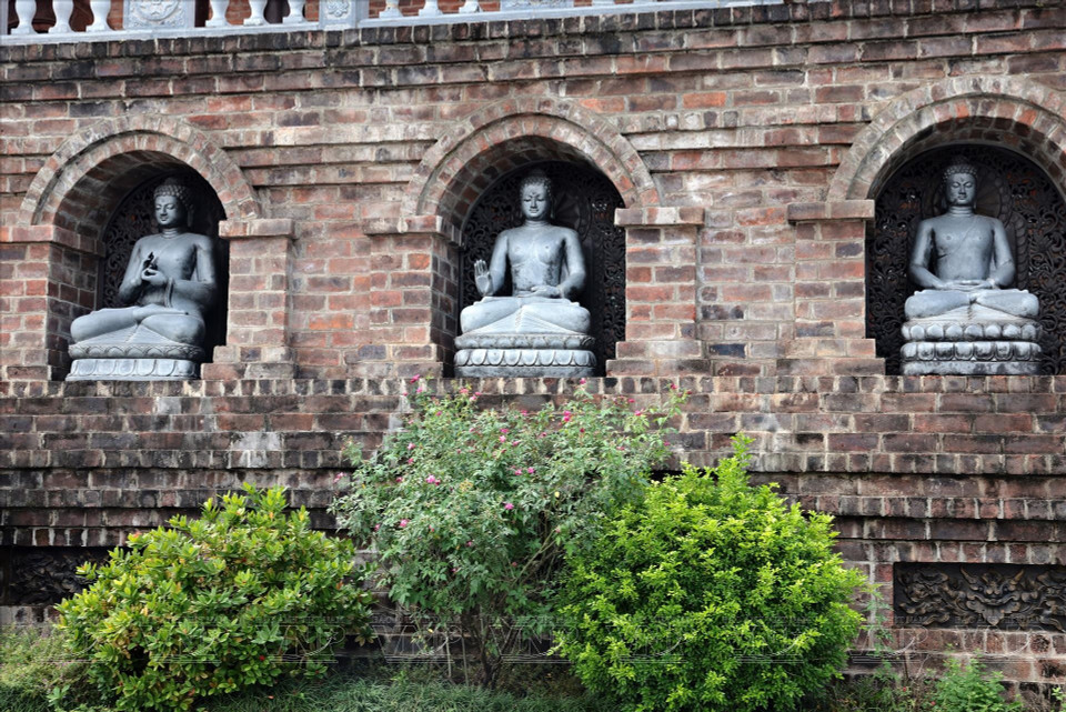 D'autres statues de Bouddha sont placées à l'extérieur du palais Tam Bao. Photo: VNA