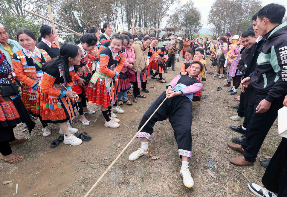 Le tir à la corde est une tradition ancestrale qui symbolise la force, l'unité et la coopération au sein de la communauté Mong. Ce jeu, pratiqué lors des fêtes du Nouvel An, est un véritable rituel qui renforce les liens sociaux. Photo: VNA