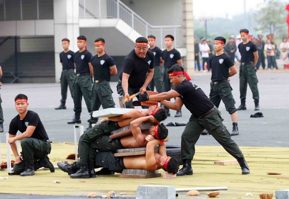 Une démonstration d'arts martiaux par des officiers et soldats de la police mobile. Photo: VNA
