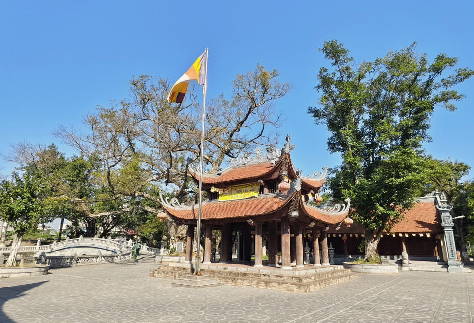 La maison communale de Dong Ky s'étend sur plus de 23 000 m² et conserve plusieurs structures d'origine, dont la porte à trois entrées, la salle de cérémonie principale, le sanctuaire arrière et les bâtiments annexes. Photo: VNA
