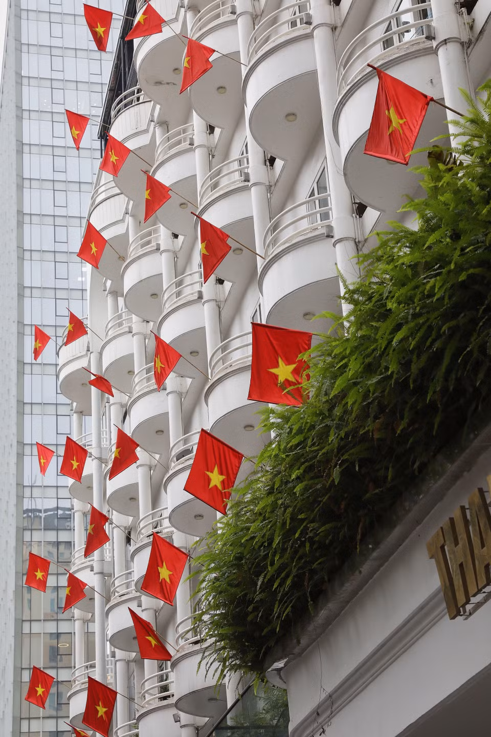 Un hôtel sur la rue Tông Dan orné de drapeaux nationaux. Photo: VNA