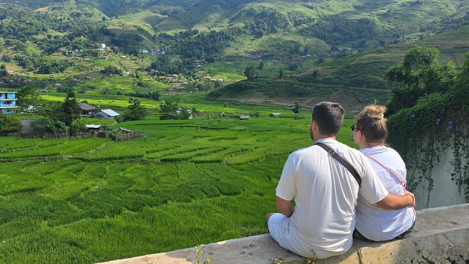 Les touristes étrangers sont charmés par le spectacle des rizières verdoyantes de Ta Van. Photo : VNA
