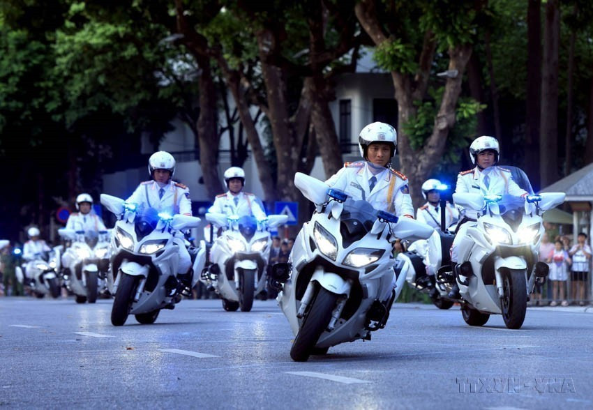 Des policiers du Commandement de la garde effectuent une démonstration d’escorte à moto autour du lac de l’Épée restituée à Hanoï. Ils démontrent leur parfaite maîtrise du pilotage en évoluant en zigzag. Photo : VNA