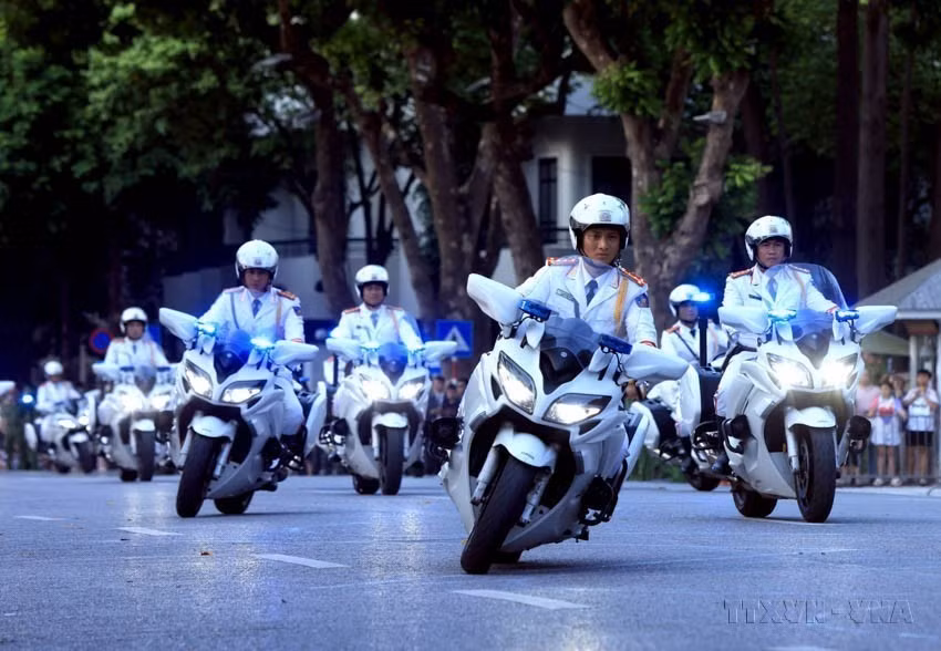 Des policiers du Commandement de la garde effectuent une démonstration d’escorte à moto autour du lac de l’Épée restituée à Hanoï. Ils démontrent leur parfaite maîtrise du pilotage en évoluant en zigzag. Photo : VNA
