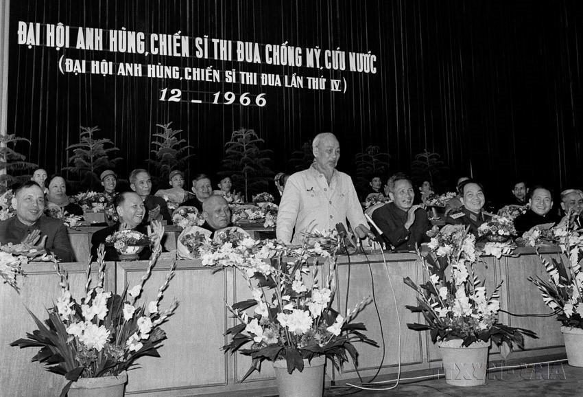 Le président Hô Chi Minh prononce un discours au 4e Congrès des héros et des combattants d’émulation, en décembre 1966 à Hanoï. Photo: VNA