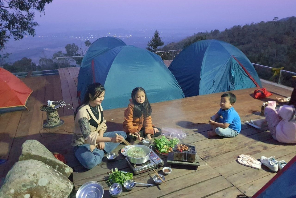 Une famille de touristes a choisi la maison d’hôtes "Nhà Của Mây" (Maison des nuages), au sommet du mont Câm, pour profiter de moments paisibles au cœur de la nature. Photo: VNA